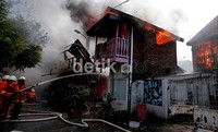 Sebanyak 28 armada pemadam dikerahkan ke lokasi kebakaran.
