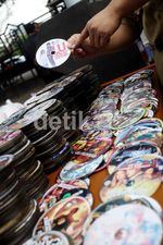 Ribuan Keping CD & DVD Bajakan Dimusnahkan