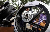 Petugas Dirjen Hak Kekayaan Intelektual membandingkan velg asli dan palsu.