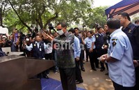 Menteri Hukum dan HAM Amir Syamsuddin memusnahkan barang bukti CD dan DVD termasuk blu ray ilegal.