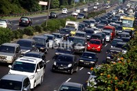 Kendaraan melintasi jalan tol Kebon Jeruk, Jakarta, Rabu (25/4).