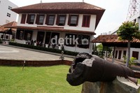 Gedung Arsip Nasional masih terlihat kokoh. Gedung ini dibangun pada abad ke-18.
