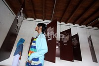 Pengunjung tengah melihat ruangan arsip di Gedung Arsip Nasional Jakarta.