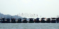 Nelayan memblokir jalur kapal tanker yang akan menuju ke dermaga pertamina Cilacap. Arbi Anugrah/detikcom.