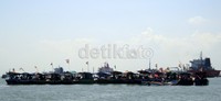 Akibatnya 2 kapal tanker yang akan melintas area 70 pertamina Cilacap, Jawa Tengah tak bisa melintas. Arbi Anugrah/detikcom.