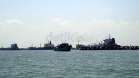 Selain mengganggu aktivitas kapal yang akan masuk ke area dermaga pertamina. Aksi blokir nelayan di area 70 juga mengganggu lalu lintas kapal yang akan keluar dari area 60 dermaga Pertamina. Arbi Anugrah/detikcom.