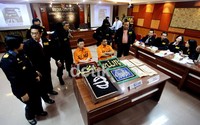 Dua tersangka WNA asal Cina serta barang bukti 1,04 kilogram heroin dan 7,2 gram methamphetamine ditunjukkan oleh petugas Bea Cukai