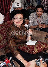 Mantan Menkes itu menyatakan telah bekerja keras sejak ia menjabat tahun 2004, menangani tsunami Aceh, gempa Padang dan berbagai kasus lain yang terkait tuduhan korupsi itu.