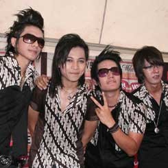 Bertemu Laruku, Iman J-Rocks Seperti Naik Haji