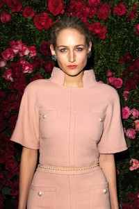 Leelee Sobieski terlihat anggun dengan mengenakan dress pink di red carpet Chanel Artist Dinner. Getty Images/Craig Barritt.