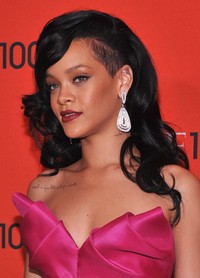 Penampilan Rihanna malam itu sangat berbeda dengan penampilannya yang urakan belakangan ini. Getty Images/Fernando Leon.