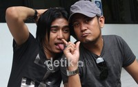 Dengan gaya meletnya, Charly berpose bersama Pepeng di Studio RCTI, Kebon Jeruk, Jakarta Barat, Rabu (25/4/2012. (Gus Mun/detikcom)