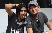 Dengan gaya meletnya, Charly berpose bersama Pepeng di Studio RCTI, Kebon Jeruk, Jakarta Barat, Rabu (25/4/2012). (Gus Mun /detikcom)