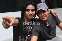 Charly bergaya ala coverboy.(Gus Mun/detikcom)