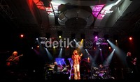 Yes hadir ke Indoneisa dalam rangka celebrating 44 tahun karirnya di industri musik. Meskipun seluruh personilnya tak lagi muda, mereka tetap tampil rock era-60an sesuai dengan genre musik yang dibawakannya.
