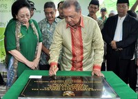 Menteri Perindusterian MS Hidayat meresmikan pembangunan pabrik, Senin (23/4/2012). (Dian).