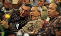 Menteri Pekerjaan Umum, Djoko Kirmanto (dua dari kiri), Direktur Konstruksi PLN, Nasri Sebayang (paling kanan) berbincang usai pembukaan Acara Seminar Nasional Bendungan Besar. (dok PLN)