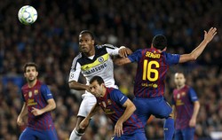 Didier Drogba menggempur pertahanan Barcelona. Reuters/Albert Gea.