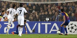 Sergio Busquets membobol gawang Chelsea setelah memanfaatkan umpan silang Isaac Cuenca di menit ke-35. Reuters/Albert Gea.