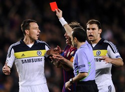 Tak lama setelah gol Sergio Busquets, Chelsea mendapatkan masalah tambahan. Terry dikartu merah setelah mengasari Sanchez dari belakang. Getty Images/David Ramos.