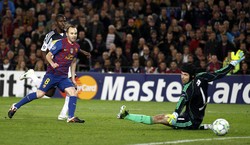 Andres Iniesta Iniesta menambah keunggulan Barcelona menjadi 2-0 di menit ke-44. Reuters/Stefan Wermuth.