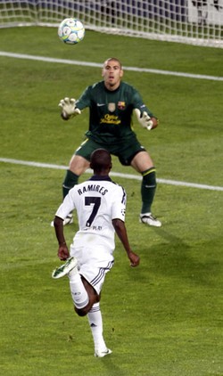 Namun, skor 2-0 tak bertahan lama. Dua menit berselang, Chelsea bisa memperkecil ketertinggalan melalui Ramires. Reuters/Gustau Nacarino.