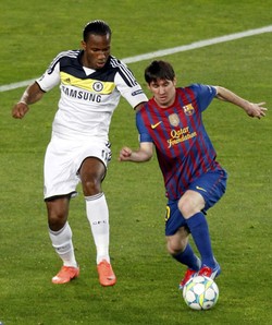 Lionel Messi meliuk-liuk untuk melewati Didier Drogba. Reuters/Gustau Nacarino.