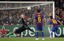 Tiga menit selepas babak kedua dimulai, Barca memperoleh hadiah penalti setelah Drogba melanggar Fabregas. Messi yang jadi eksekutor tak bisa mengonversi penalti ini menjadi gol karena sepakannya mengenai mistar. Reuters/Stefan Wermuth.