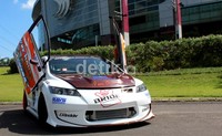 Mobil Honda Civic F01 warna cerah yang dipadu desain ala mobil balap jalanan tersebut memang memikat mata.