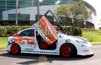 Pintu mobil tersebut menggunakan konsep scissor doors yang membuka ke atas.
