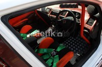 Masuk ke dalam kabin, nuansa balap makin terasa berkat kehadiran berbagai pernik seperti speedometer Greedy serta tachometer, oil temp, oil pressure dari Apexi.