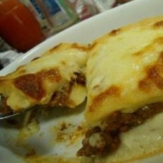 Ngopi Sore Hari dengan Lasagna Our Pizza yang Creamy