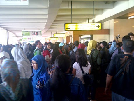 Ratusan ELF Tunggu Kedatangan Super Junior di Bandara