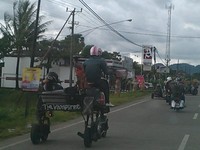 Lihat saja foto Street Shot kiriman Muhadi dari Sulawesi Selatan. Motor diubah menjadi motor 4 roda jadi seperti mobil.