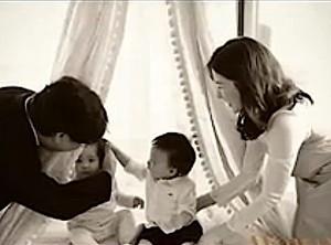 Lee Young Ae Perlihatkan Foto Anak Kembarnya