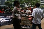 Bukk...Pengawal Anas Pukuli Wartawan
