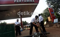Ledakan terjadi ketika dua pekerja sibuk mengelas tangki penyimpanan bensin