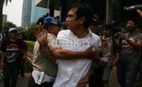 Karena pengunjuk rasa dianggap menyinggung bos mereka, para pengawal ini pun berang. Mereka menghalau pengunjuk rasa dengan melakukan pemukulan.(Ramses/detikcom)