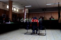 Sidang dengan agenda pembacaan dakwaan dipimpin oleh hakim Antonius Widyatono. Sedangkan hakim anggotanya yakni Marthin dan Sunardi.