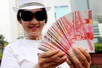 Model menunjukan selebaran yang berisi syarat dan ketentuan soal mendapatkan bensin gratis tersebut.