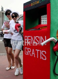 Aksi nyentrik dengan model cantik ini sempat membuat para pengendara sedikit terkecoh.