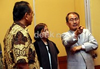 Ketua panitia seleksi calon anggota Komnas HAM Jimly Asshiddiqie (kanan), tengah berbincang sebelum dimulainya uji publik calon anggota Komnas HAM 2012-2017.