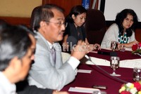 Yenni Rosa Damayanti (kanan) hadir sebagai moderator.