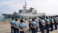 Kapal perang Vendemiaire yang bersiap lempar sauh disambut secara militer oleh pasukan TNI Angkatan Laut dari Lantamal VI.