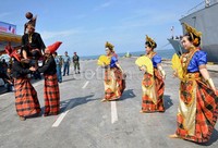 Tarian Pakarena dan aktrasi sepakraga mewarnai prosesi penyambutan kapal Vendemiaire.