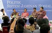 (Kiri kekanan) Direktur Pasca Sarjana Universitas Paramadina Dinna Wisnu, pakar ekonomi Agustinus Prasetyantoko, anggota DPR RI dari fraksi PDIP, Surya Chandra Surapati, aktivis ICW, Danang Widoyoko, dan Associate Direktur program pasca sarjana Universitas Paramadina, Handi Risza (kiri kekanan) memberikan paparannya.