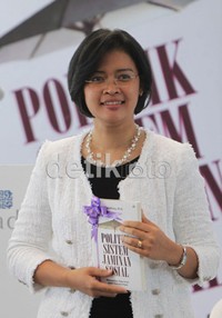 Penulis buku Politik Sistem Jaminan Sosial Dinna Wisnu saat peluncuran bukunya. Buku tersebut banyak mengupas sistem jaminan sosial dan kepentingan politik disekitarnya.