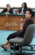 Siti Fadilah Bersaksi Kasus Korupsi Alkes