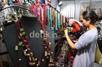 Batu alam merupakan khas suvenir dari daerah Kalimantan. Batu alam banyak digunakan sebagai bahan perhiasan, seperti anting, gelang, kalung, cincin, dan liontin.