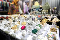 Batu Alam Kalimantan ini dijual mulai dari Rp 50 ribu yang berbentuk gelang hingga Rp 650 ribu yang berbentuk aksesoris kalung.